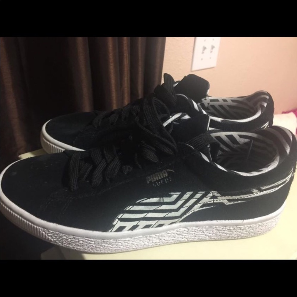 Tennis shoes